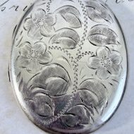 Vintage Large Sterling Silver Locket Oval Floral Leaf Motif Pendant - Image 4