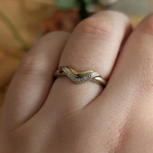 Vintage 9ct Gold Diamond Wishbone Ring Chevron V Style - Image 4