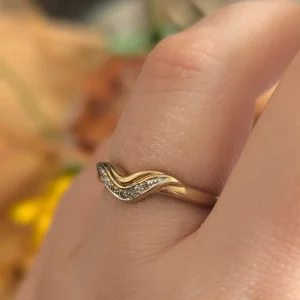 Vintage 9ct Gold Diamond Wishbone Ring Chevron V Style - Image 3