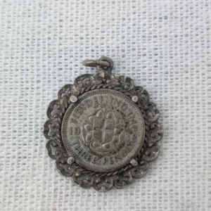 Vintage Silver Threepence Charm, George IV 1938 Pendant - Image 3