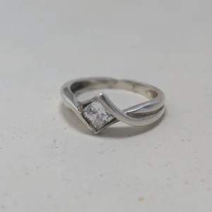 Vintage Silver CZ Solitaire Ring, Twisted Band - Image 3