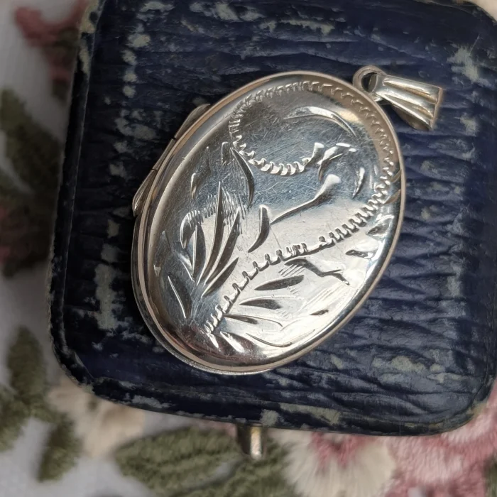 Vintage Sterling Silver Oval Photo Locket Flower Pendant 925