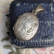 Vintage Sterling Silver Oval Photo Locket Flower Pendant 925
