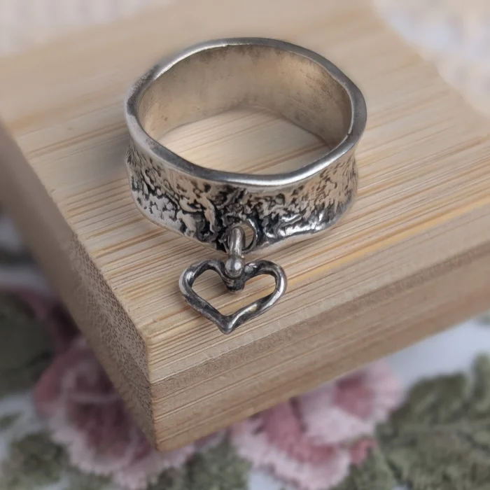 Vintage Sterling Silver Heart Dangle Hammered Band Ring
