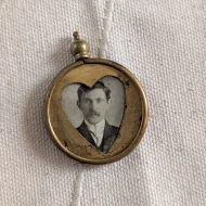 Antique Gilt Round Love Heart Locket Pendant - Image 2