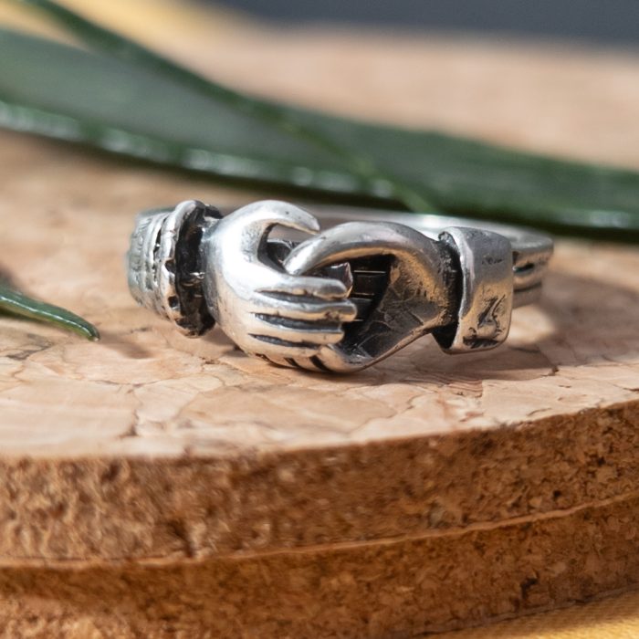 Vintage Sterling Silver Fede Gimmel Clasped Hand Ring 925